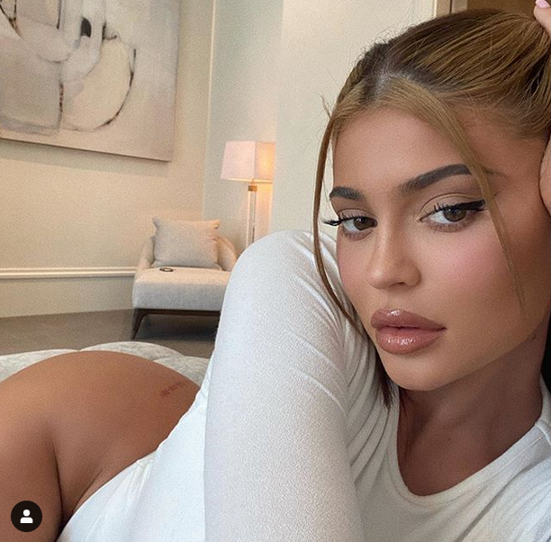 Тя определено знае как да привлича вниманието И Кайли Дженър