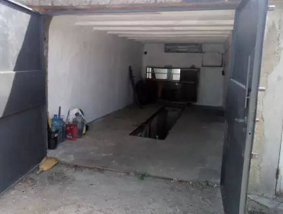 Ужасяващ инцидент! Човек падна в канала на гараж в Лом, вдигна спешни медици накрак