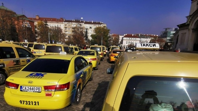 Таксиметрови шофьори протестират в центъра на София