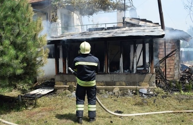 Пожар изпепели напълно пристройка на къща на ул „Радецки“ 45