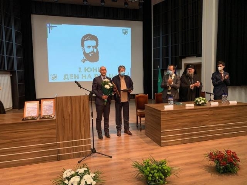 На тържествена сесия председателят на общинския съвет Владимир Христов връчи