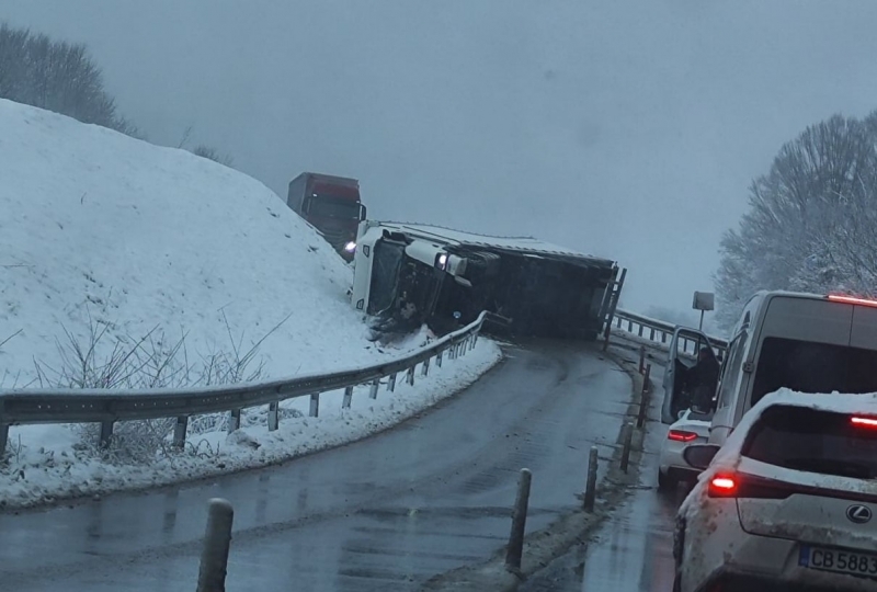 Поредна катастрофа на Коледа ТИР се обърна и затвори скоростния