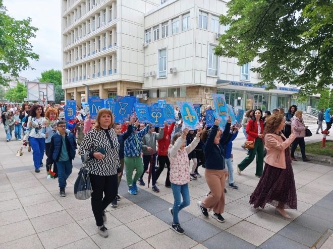 Деца, преподаватели и родители се включиха в шествието за 24 май в Монтана /снимки/