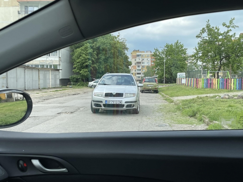Арабин в пустиня: Вижте новия победител в конкурса за най-неграмотно паркиране във Враца