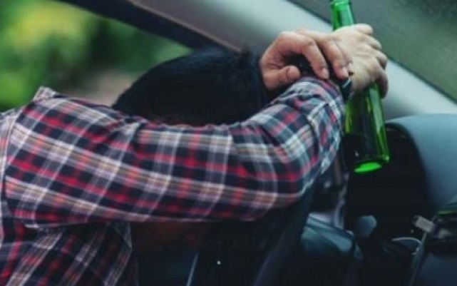 Служители на реда са хванали пиян шофьор да управлява лек