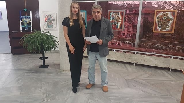 Уникална изложба Бяла лястовица от снощи краси Младежкия дом във