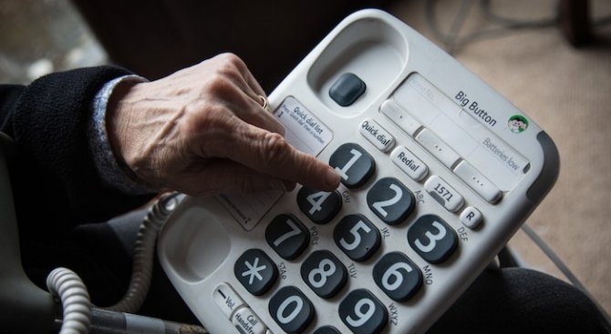 Възрастна жена от Враца даде голяма сума пари на телефонни