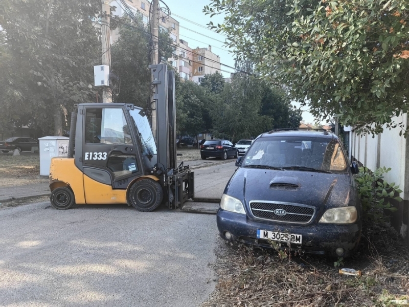Продължава акцията за премахване на изоставените коли в Монтана /снимки/