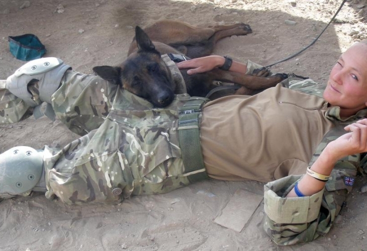 Две армейски кучета които са помагали да бъдат спасени хиляди