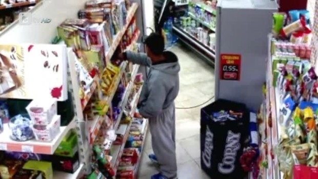 Полицаи са заловили млад мъж откраднал продукти от магазин в