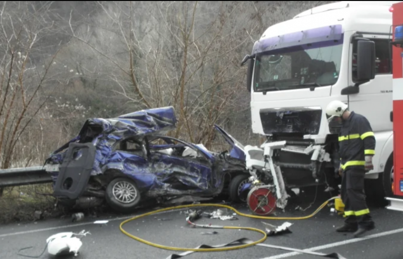 Ужасяваща катастрофа между 2 тира и лек автомобил окървави пътя