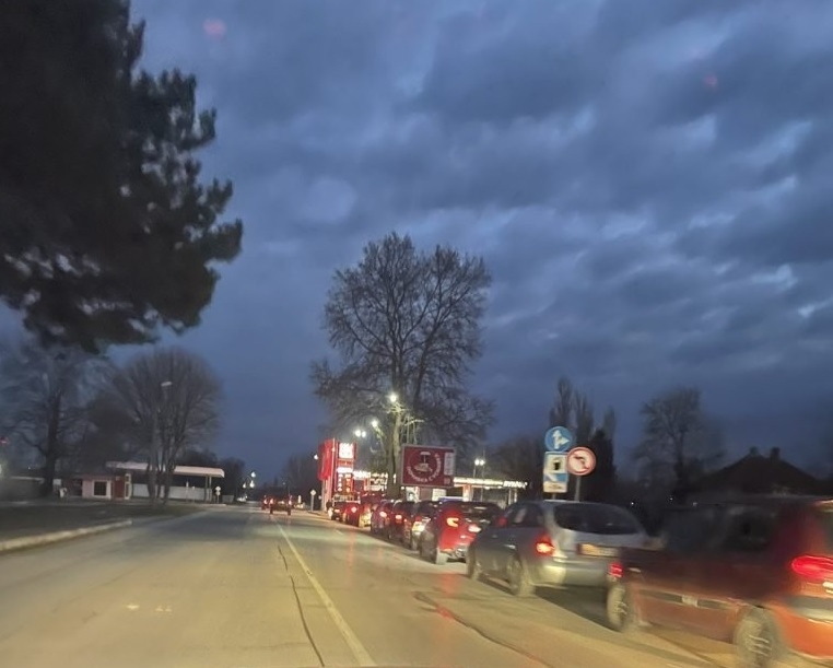 Огромни колони от леки автомобили джипове и бусове се образуваха