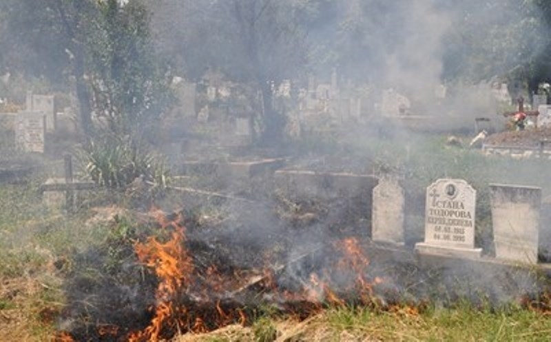 Голям пожар бушува в непосредствена близост до гробищния парк в