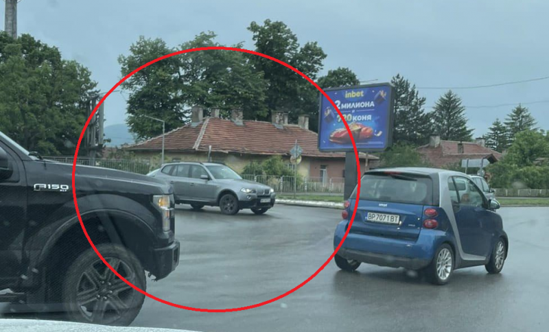 Неориентиран шофьор върти кръгово във Враца наобратно научи агенция BulNews