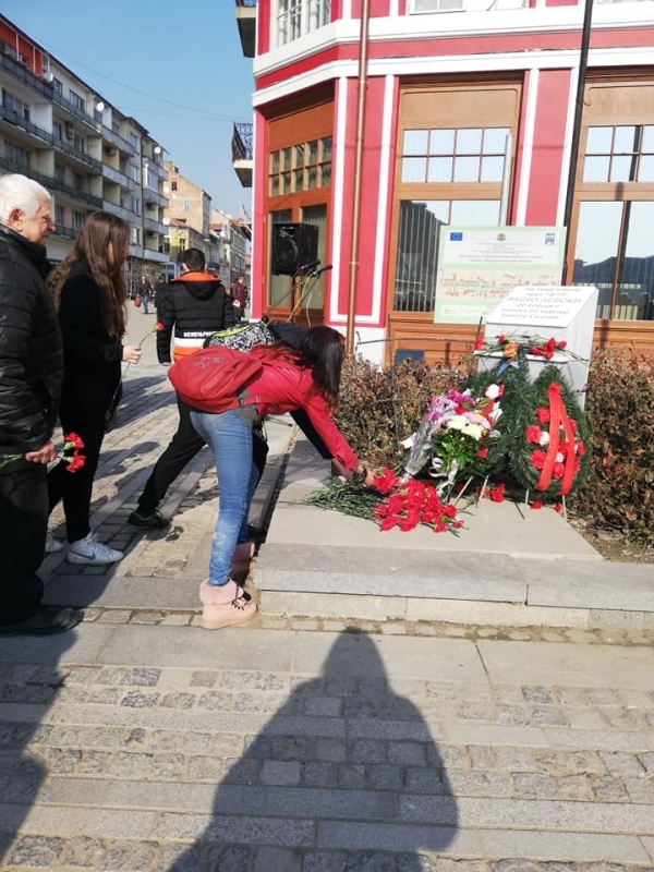 На централния площад в Лом където се намира паметната плоча на Васил