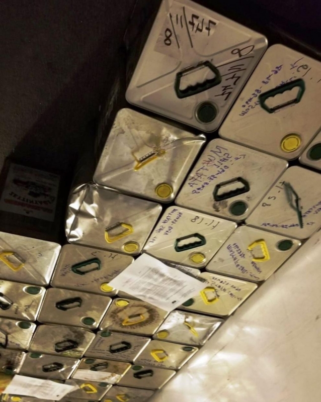 Зехтин и мед с общо количество от близо един тон