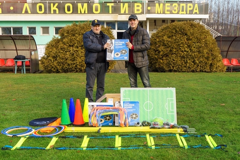 Локомотив Мездра получи като дарение от Българския футболен съюз БФС