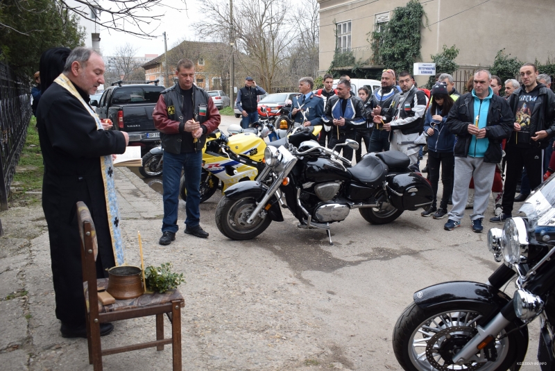 Близо 60 мотористи се събраха вчера пред храм Света Троица