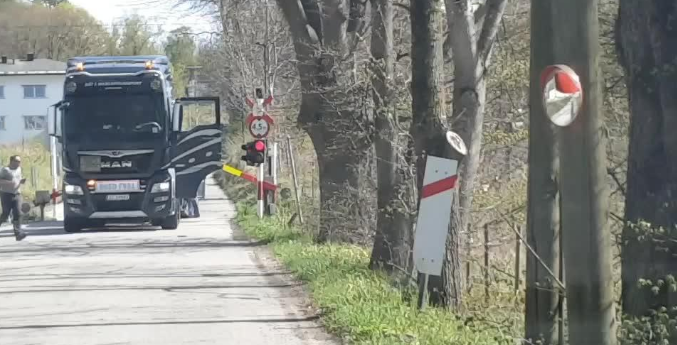 Железопътен транспорт автомобил и лодка се срещнаха на едно място При шокиращото