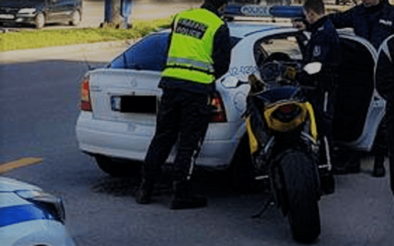 Моторист без книжка си е спретнал гонка с полицаи в