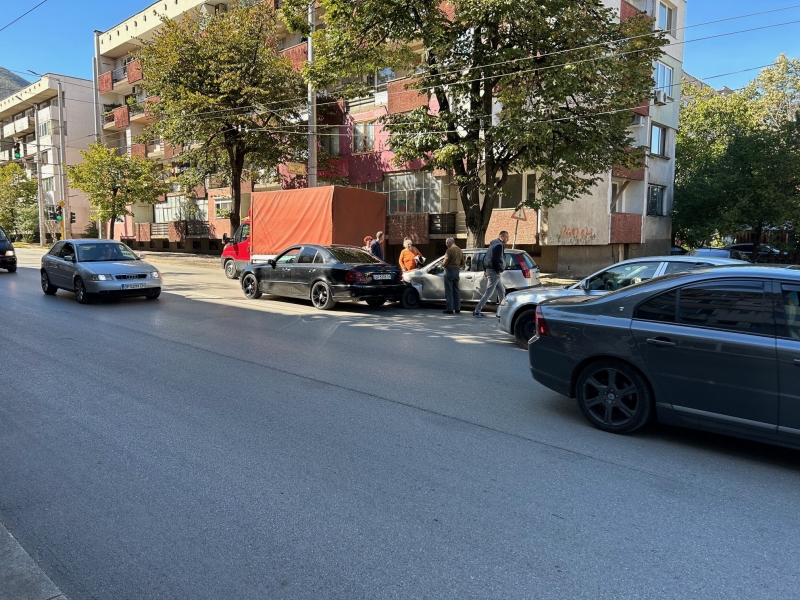 От последните минути! Кола предизвика тройна катастрофа на възлов булевард във Враца, тапата е огромна /снимки/