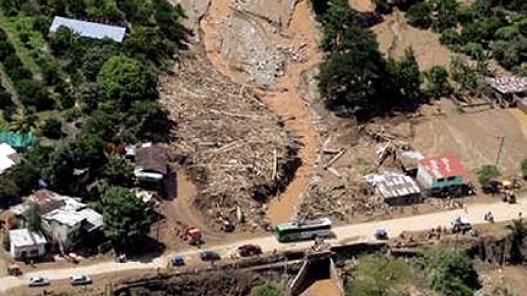 Свлачища предизвикани от постоянни дъждове завлякоха кал вода и камъни