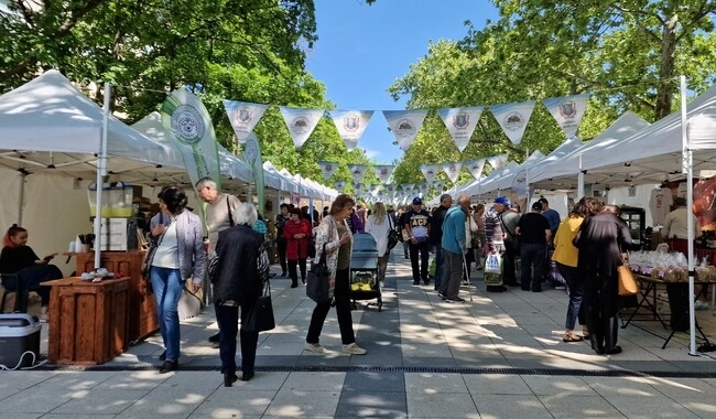 Великденско издание на фермерския пазар откриха днес на централния площад