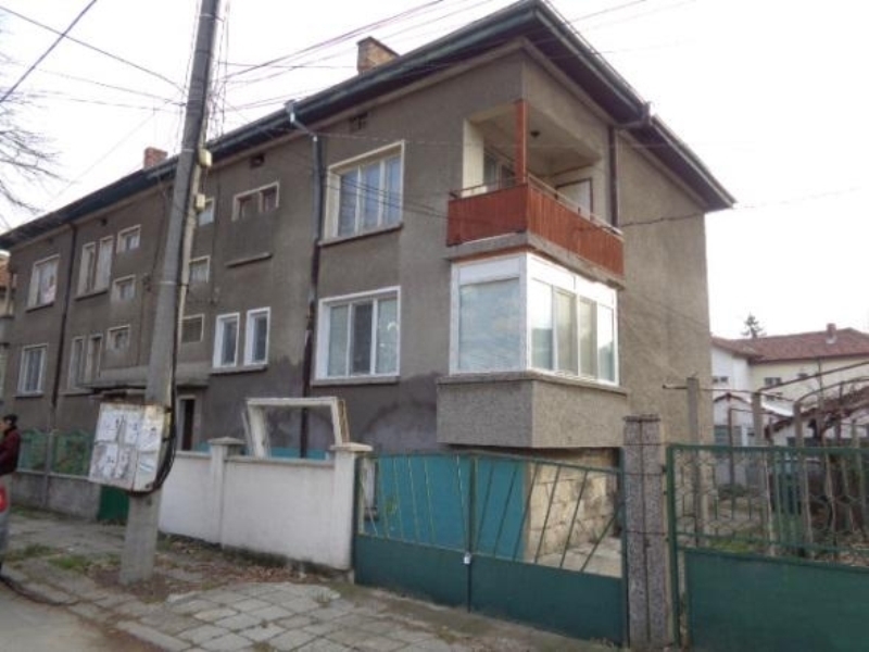 Частен съдебен изпълнител обяви за продан два големи етажа от