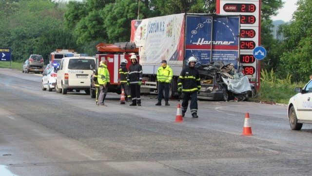 Кола и ТИР се удариха на второкласния път между Монтана