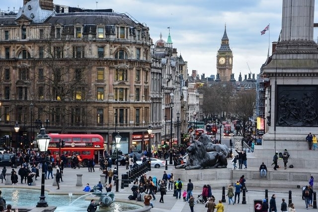 В трите съботи до Коледа по известната търговска улица Риджънт стрийт