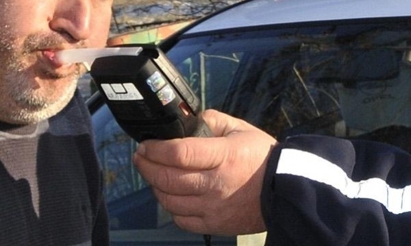 Полицаи са заловили пиян шофьор от Враца след сигнал съобщиха