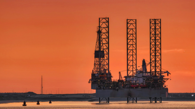 Приходите от петрол и газ в руския бюджет се сринаха