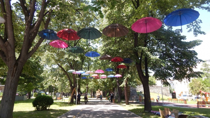 Разноцветни чадъри красят от днес парк Рова във Видин и привличат вниманието
