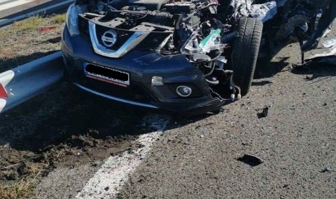 Каскада край Лом! "Кашкай" помете три дървета, има ранен човек