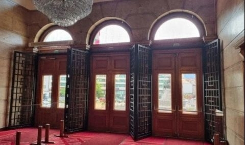 До дни металните решетки сложени на вратите на парламента ще