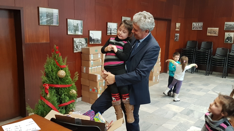 260 деца от социално слаби семейства ще получат коледни подаръци