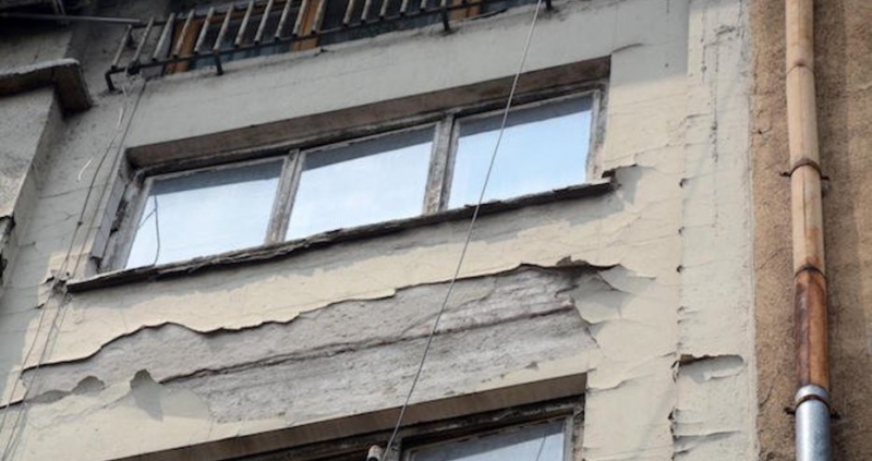 Голямо парче мазилка се е откъртило и е паднало от