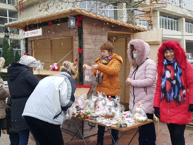 Отвориха врати къщичките от Коледното градче в Оряхово които за