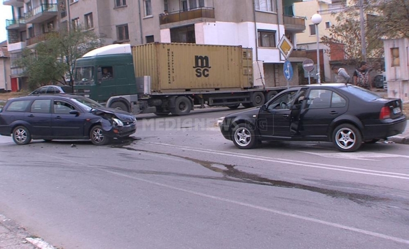Две коли са се сблъскали на кръстовище в Мездра научи