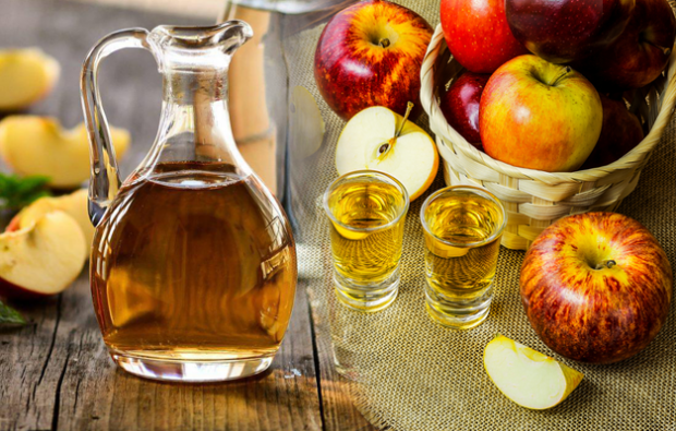 Ябълковият оцет служи не само като овкусител и консервант но