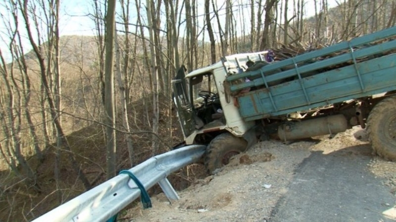 Бракониер на дърва е катастрофирал в гората в село Боровци
