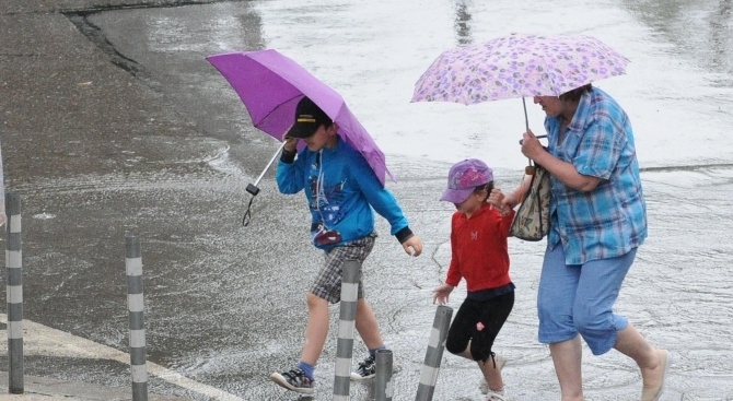 Мощна лятна буря удари София Първоначално задуха силен вятър последваха