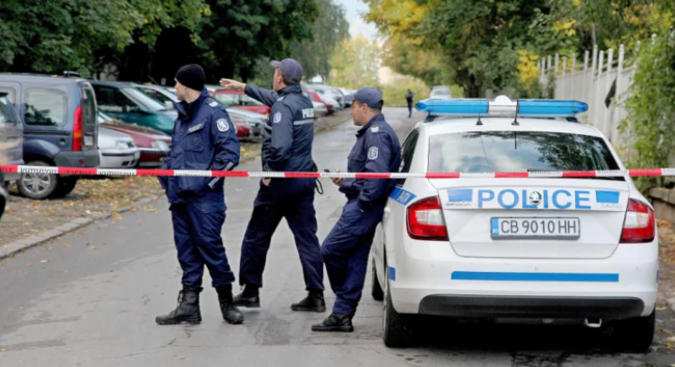 Неизвестни стреляха по криминално проявен мъж пред казино в София.