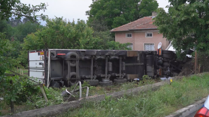 От тази сутрин започна поставянето на нови пътни знаци по
