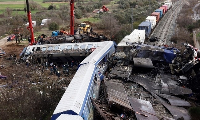 Кадри от момента на сблъсъка на двата влака в Гърция