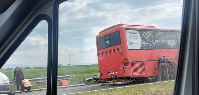 Фирмен автобус е размазан след тежка катастрофа на разклона на