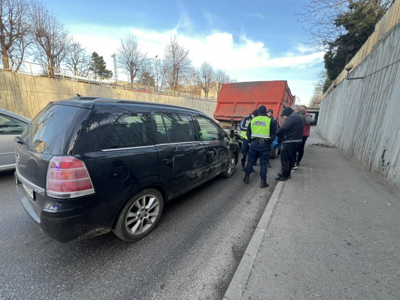 Заради затворения обход на Враца: Нова верижна катастрофа в подлеза на автогарата /снимки/