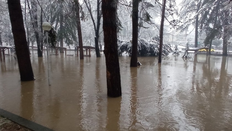 В резултат на интензивни валежи комбинирани със снеготопене има опасност