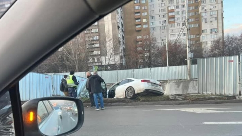 Кола падна в изкоп на метрото в София /снимки/