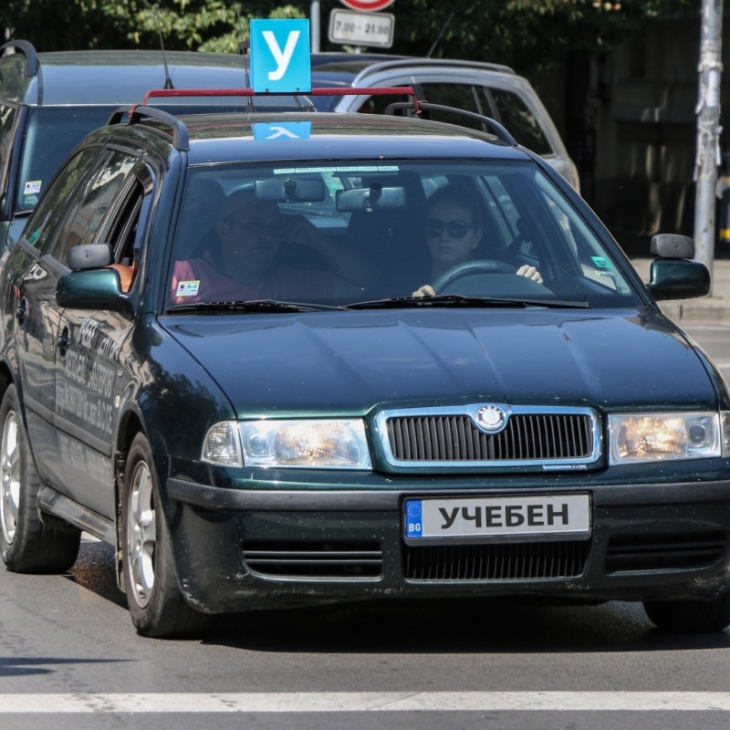 Учебен автомобил Фолксваген и Форд катастрофираха до Бирената фабрика на